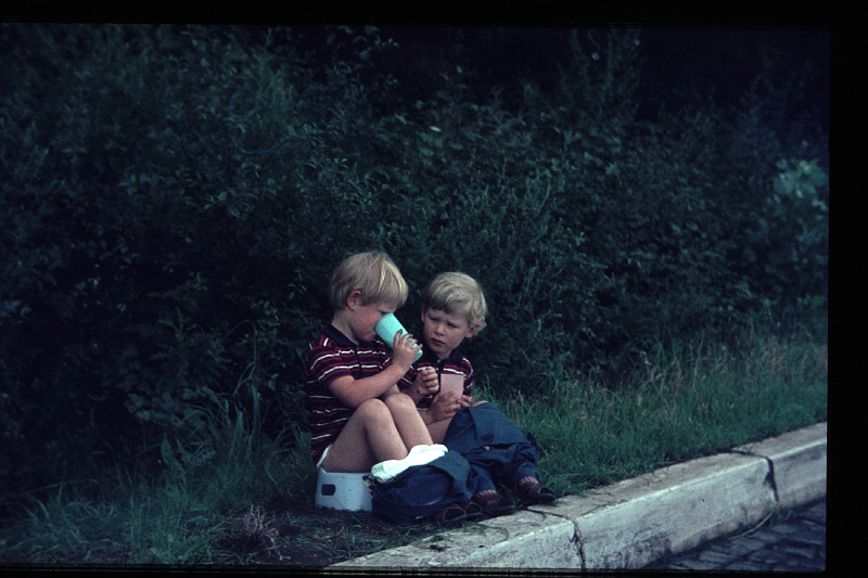 09.Autobaan jul 1966 Brigitte,Marion.JPG